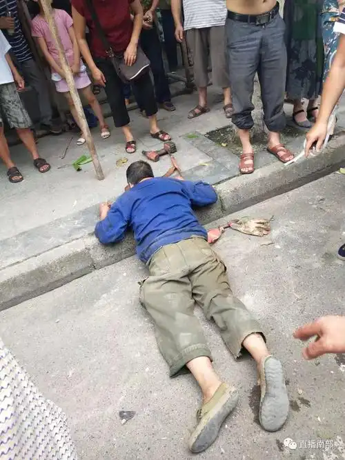 南部一工人在施工中,从高处掉下