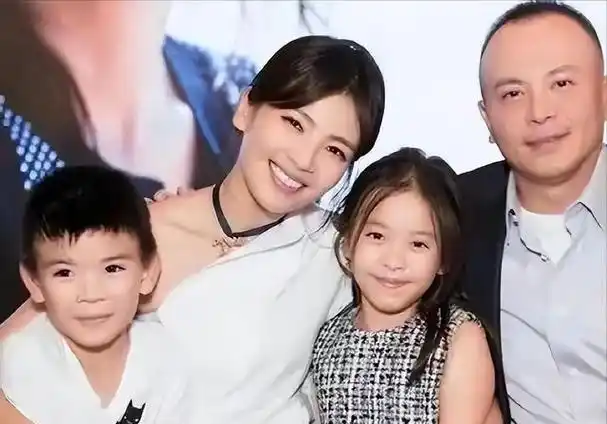 王珂携儿子女儿逛街,儿子身高超过爸爸,女儿背影超像妈妈刘涛