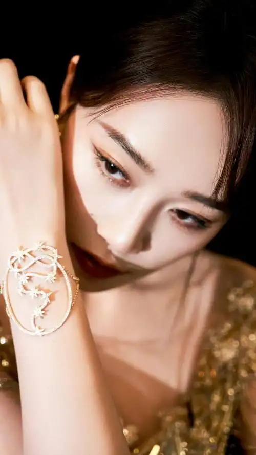 在这组美女系列壁纸中,我们将为您呈现蓝盈莹