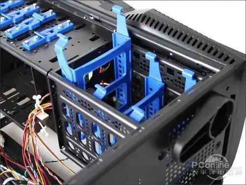 硬件 > 正文  相比其它机箱来说,多彩sh891的光驱,硬盘安装位并不算多