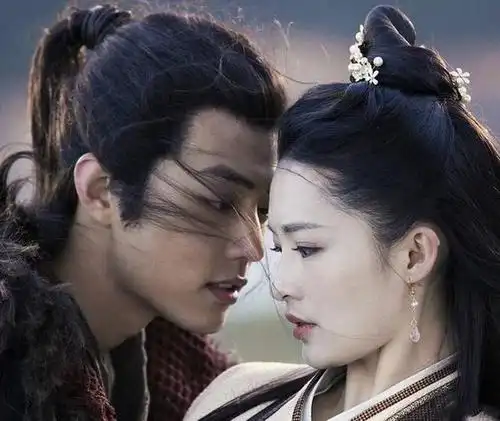 火锅店曝肖战私人行程引围堵,深夜道歉网友意难平!李沁意外在场