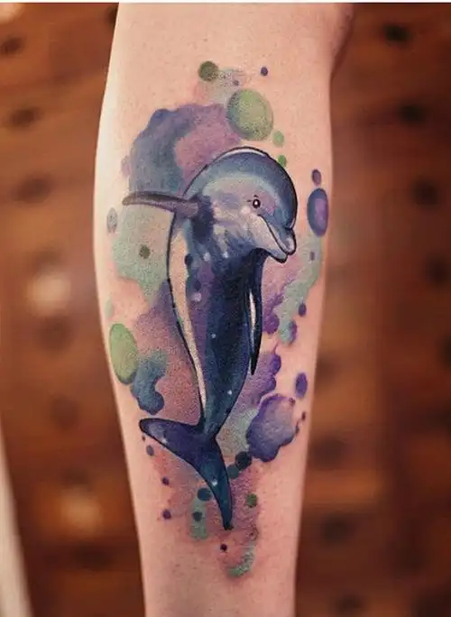 腿部上时尚好看的彩色泼墨鲸鱼纹身图图片