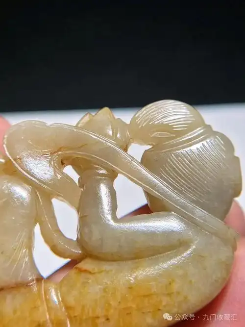 辽金和田玉籽料白玉沁色飞天挂件