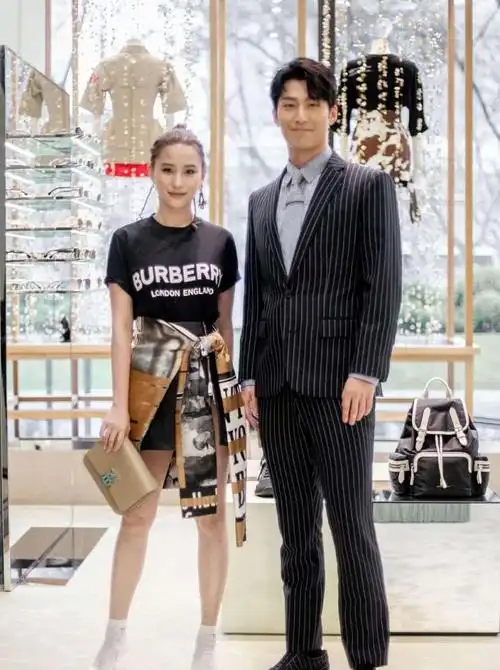 窦骁深夜晒与何超莲合照 力证与女友没有分手感情很好