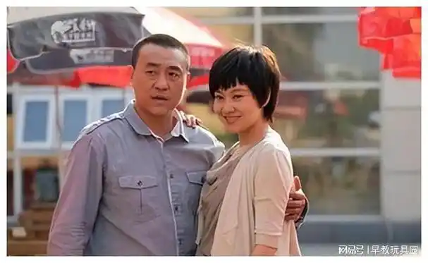 演员何冰:怎么结婚几十年零绯闻?看看他的老婆是谁就明白了