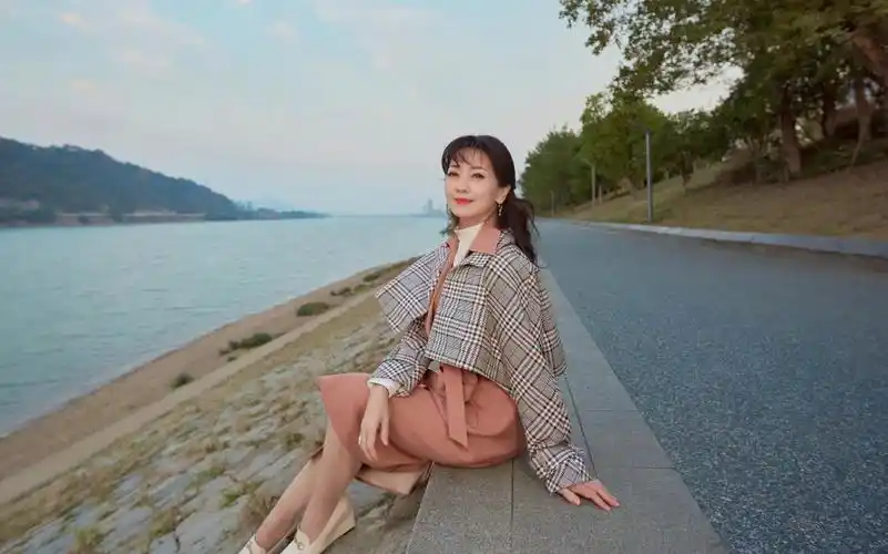 赵雅芝发布秋日公路写真拼接风衣造型出镜时尚优雅