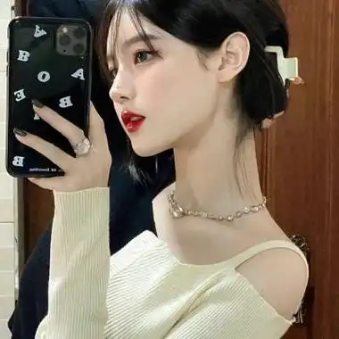 拿苹果13手机挡脸的女生头像