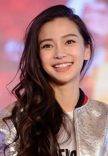有没有发现angelababy出道至今都是超长发, 能坚持这么久不变换发型