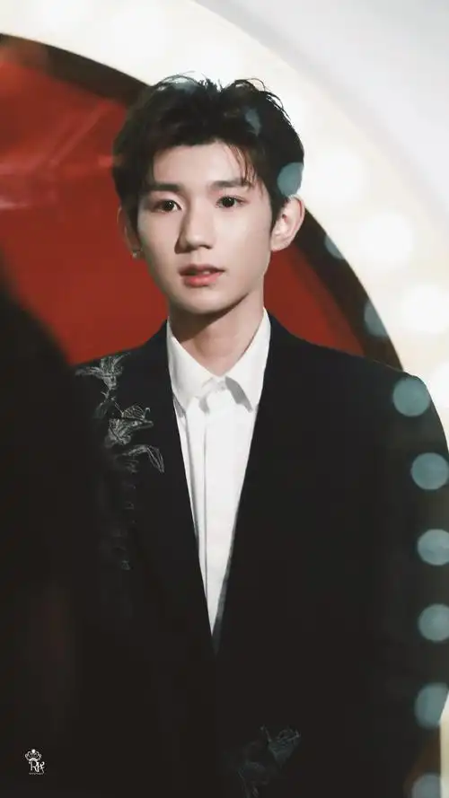 王源我看见两朵一样的云