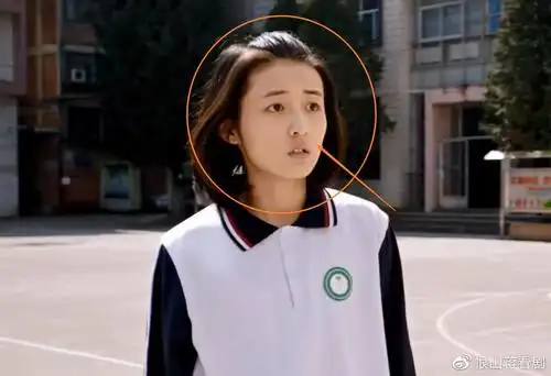 张子枫就十分恬静乖巧,正当好的年龄在电影中穿着学校校服看上去也是