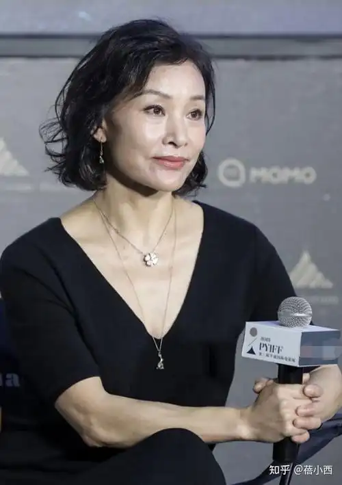 陈冲越老气场越大烫了摩卡波波头短发穿黑色连衣裙简约又优雅