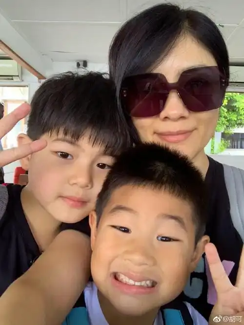 【一点资讯】沙溢胡可将离婚? 胡可晒小鱼儿表情包, 2个字回应婚变!