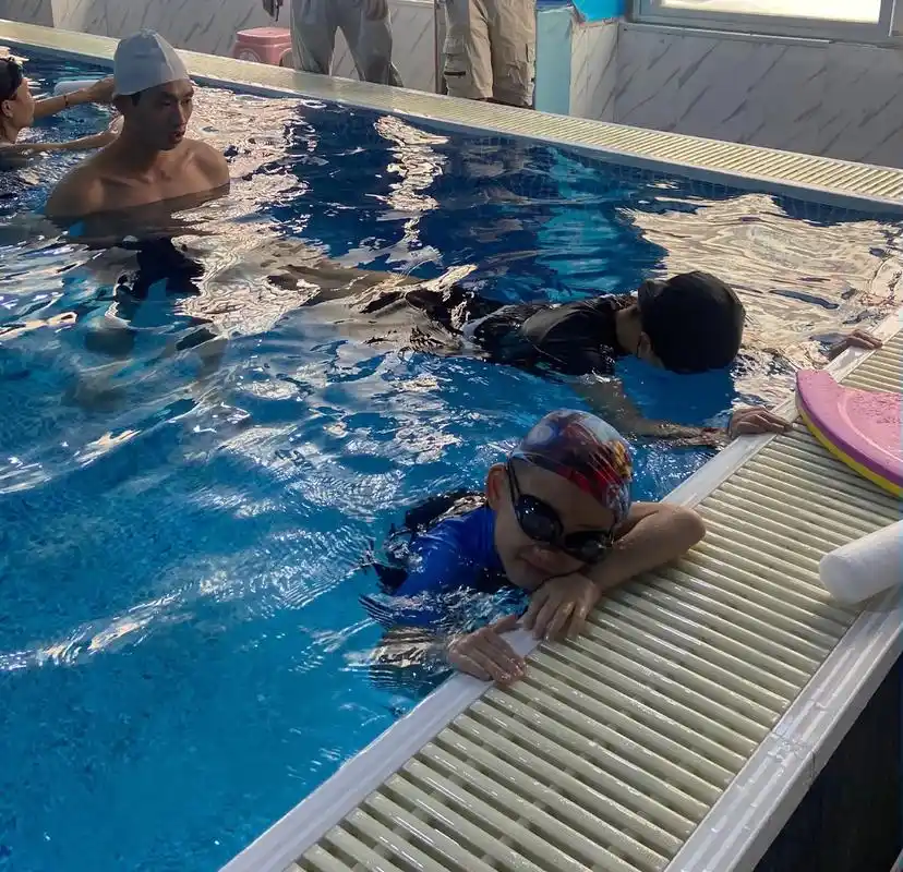 90分享近期一组很有爱的亲子一起学游泳照片  - 抖音