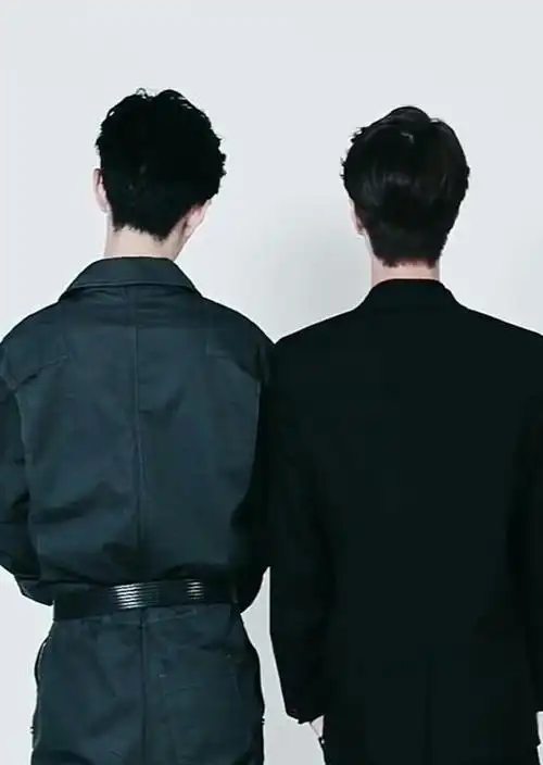 肖战穿了一个连的衣服,看上去比较的有型呢,俩人这个背影都是比较酷的