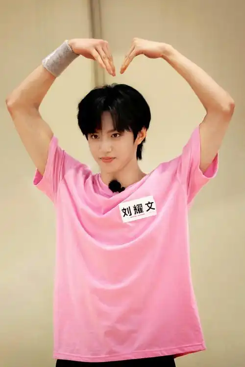 有路人夸我们耀文粉丝去点这不很正常嘛刘耀文在美颜滤镜粉碎机下面