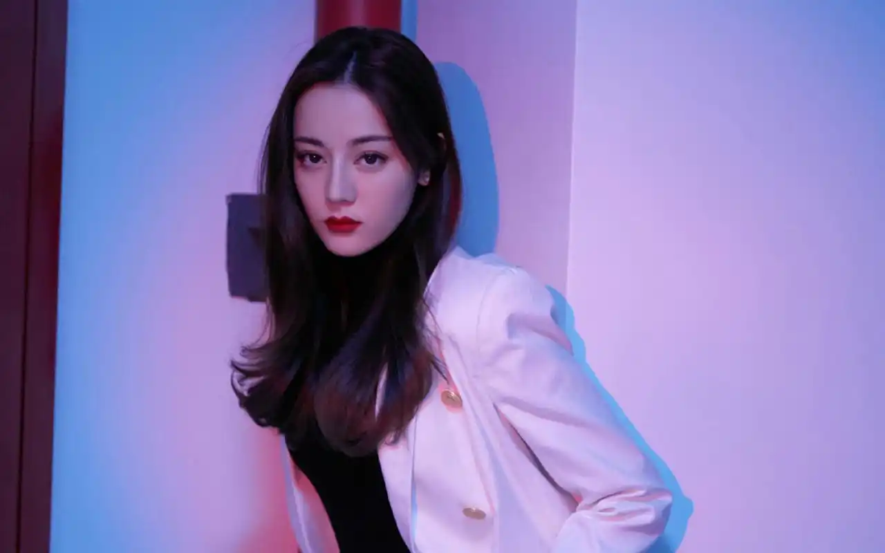 迪丽热巴酷美写真桌面壁纸