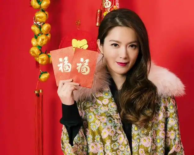 美女苟芸慧新年派送5位数利是 手持红包气势十足!