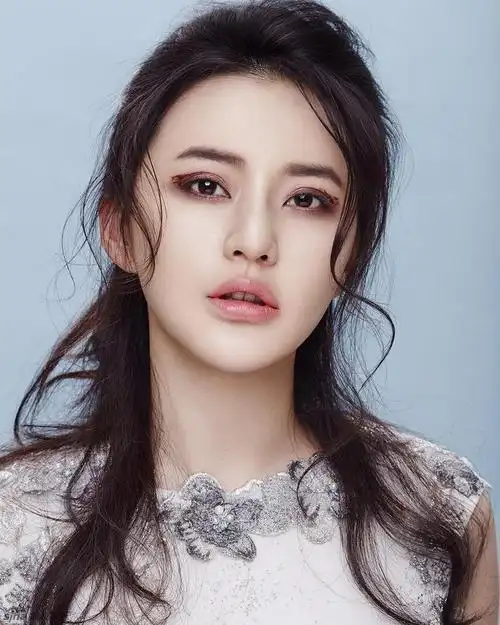 王子子,1988年2月1日出生于山东,毕业于北京电影学院表演系,中国内地