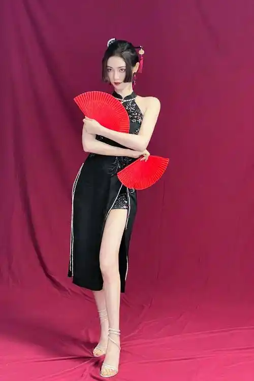 天然高冷御姐许佳琪,穿国风黑色镂空旗袍手拿红扇,尽显完美曲线_红色