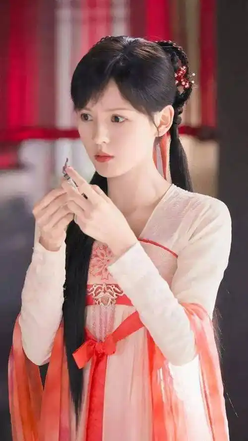 张予曦cos梦露,穿抹身材上衣配包臀裙秀身材,金发红唇时尚又撩人_图片