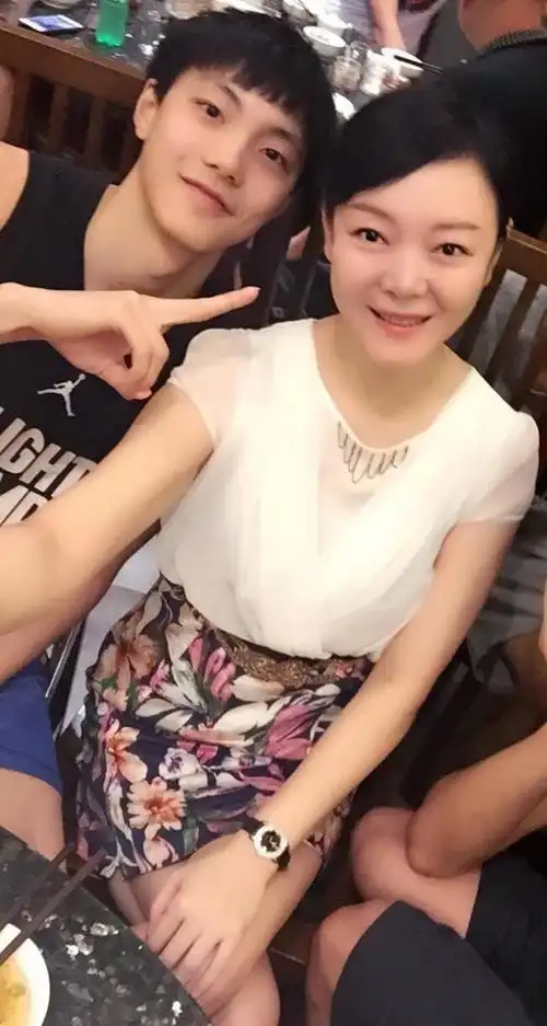 胡明轩母亲,才是cba里最美的妈妈,不愧是新疆美女!