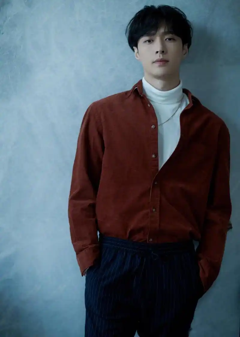 今日份张艺兴生图,黑发白色打底复古叠穿,少年感十足!