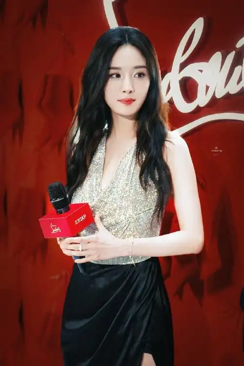 杨幂线下活动生图##杨幂露背高定裙