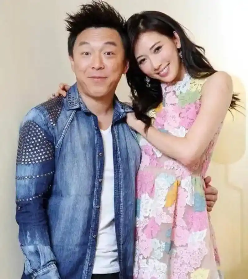 考上了北影学院,但学费不够,女同学小欧资助他4年,后来黄渤说:"拿一百