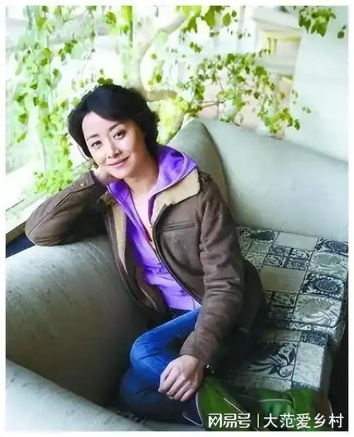 她在8集电视剧《过把瘾》中饰演女二号"贾玲",凭借出色的表现一举摘得