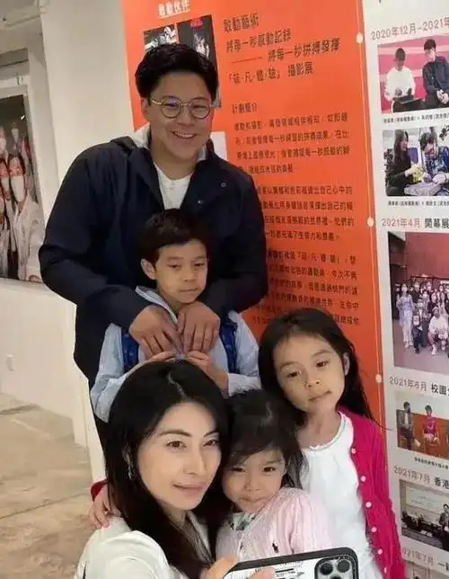 霍启刚郭晶晶带女儿看展6岁女儿身高引人注目有大家闺秀气质