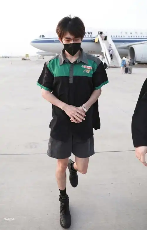 易烊千玺穿短裤了#我的关注点,必须是这性感到飞起的腿毛