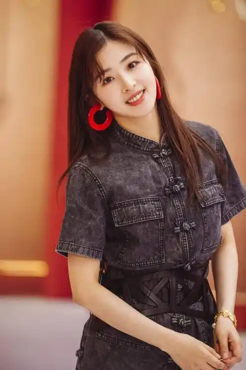 有漂亮酒窝的女星只服这8位,个个肤若凝脂,一颦一笑尽是时尚_张含韵