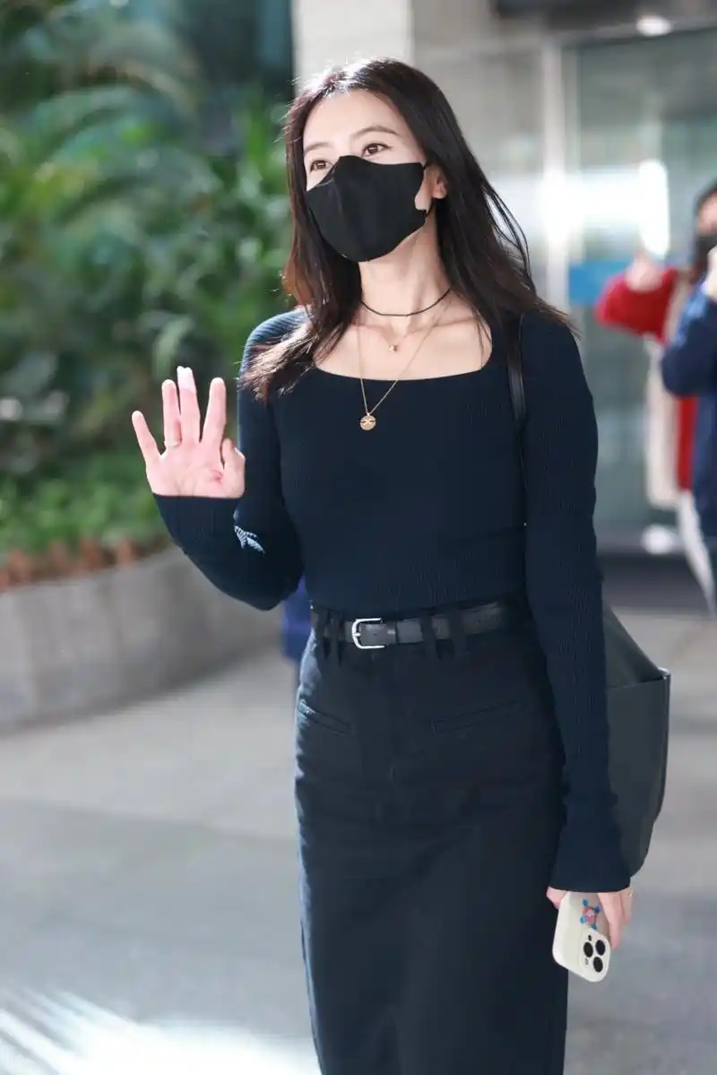 高圆圆机场生图,她身上有一种特别自然的美感,身材匀称,打扮舒适低调