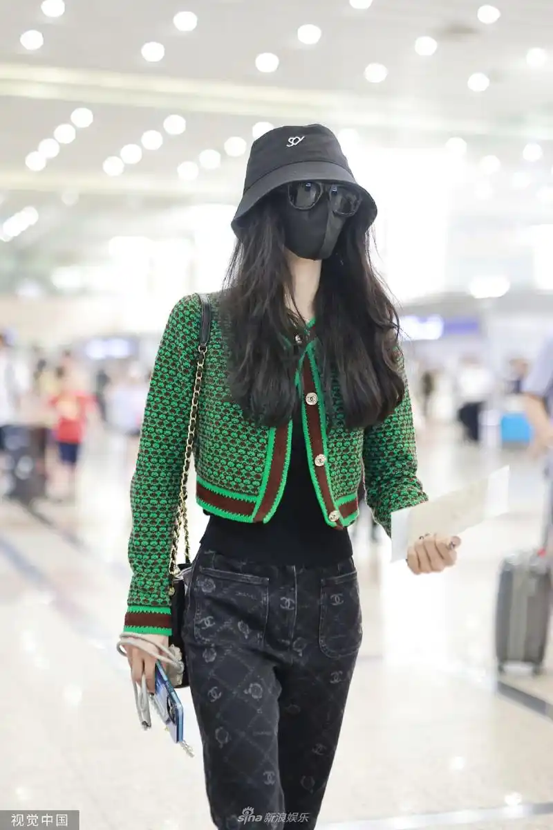 组图:刘诗诗回国机场路透满屏大长腿 渔夫帽配黑超包裹严实