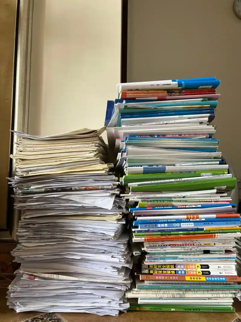 初中陪读生活接近尾声今天收拾孩子的学习资料这一摞的试卷和练习见证