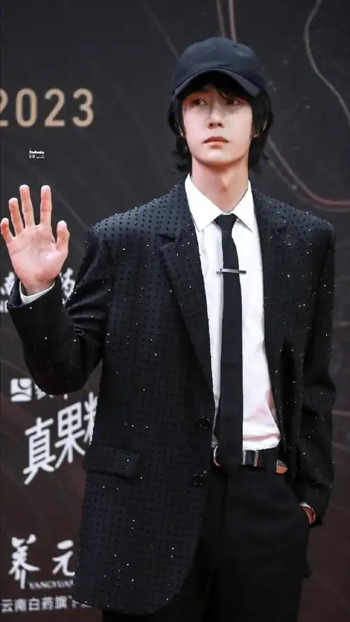 2023年全球穿西装最帅的男人之一,最有风格西装look,除了王一博想不到