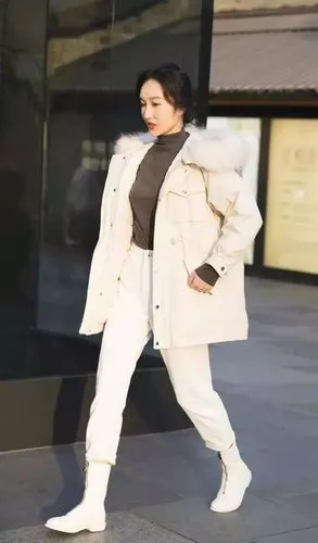 春季服饰搭配,时髦的女生喜欢搭配白色短靴,彰显青春范