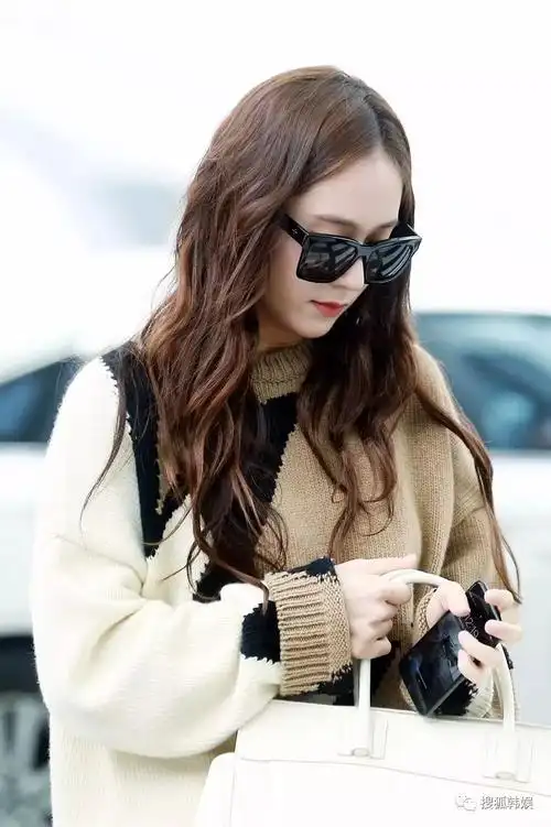 机场时尚的标杆krystal郑秀晶亮相机场出席米兰时装周