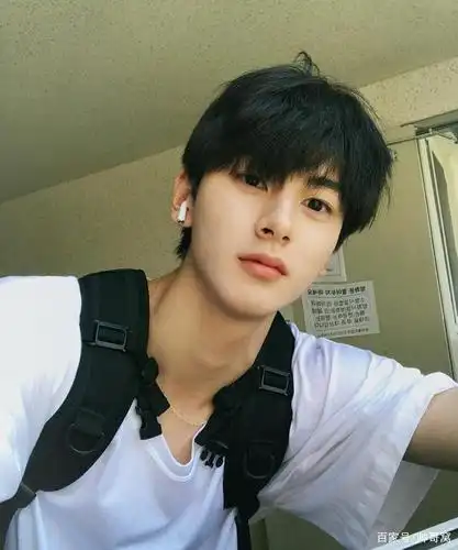 清纯的学生弟弟,这张照片拍出了小哥哥的全部优点哦.