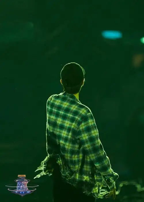 王一博背影小合集 舞台灯光下的酷盖