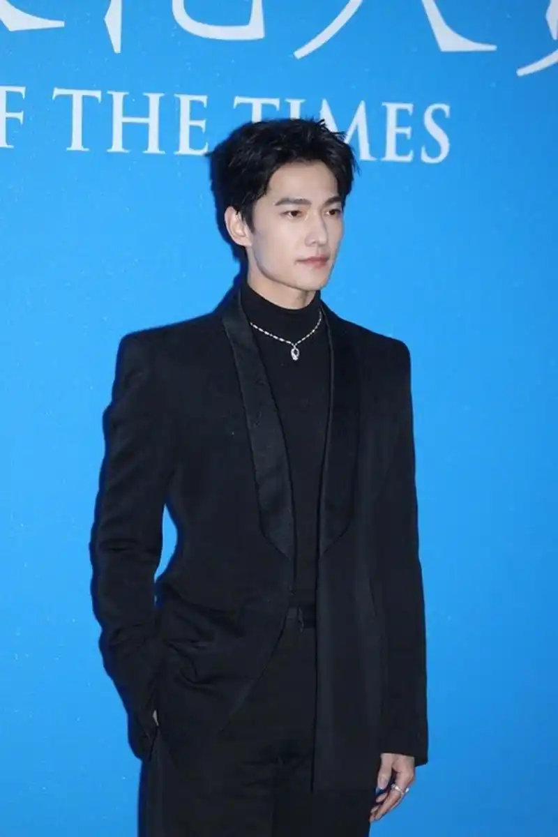栩栩华生时尚文化大赏#杨洋一身黑色西服出席活动,每一帧都是大片,帅
