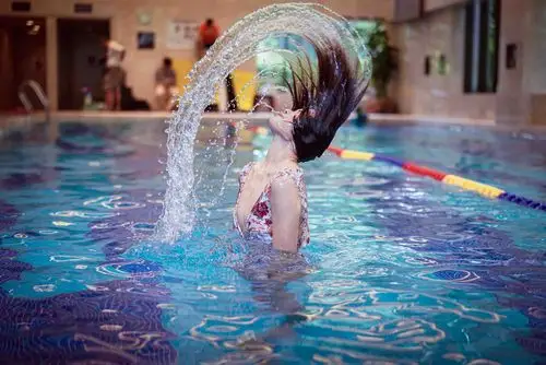 泳池美人鱼印象