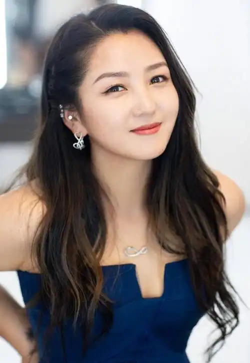 何洁在9月12日的下午,在社交媒体上分享了一系列让人陶醉的自拍照片