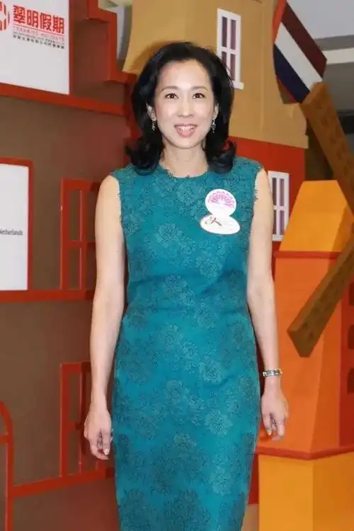 朱玲玲近照曝光穿普通大衣好优雅气质超群也难掩老年斑