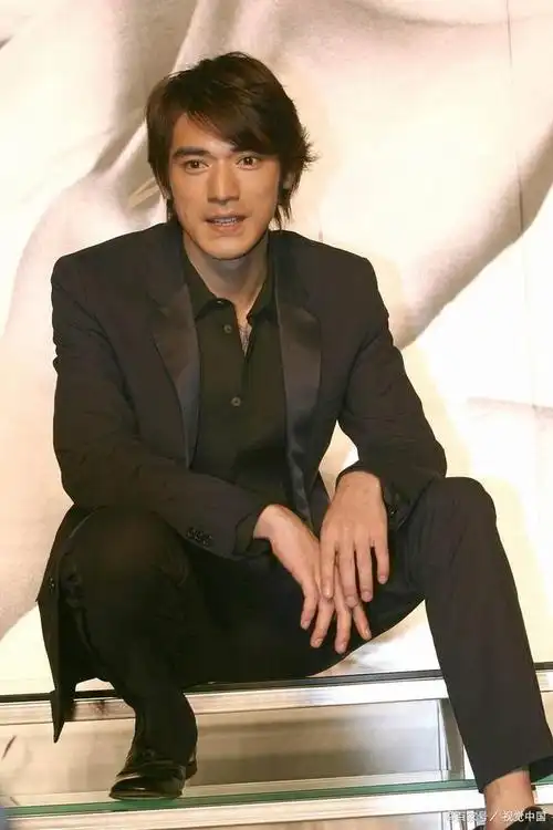 事实证明,50岁不结婚的金城武,已经走上人生另一条大道