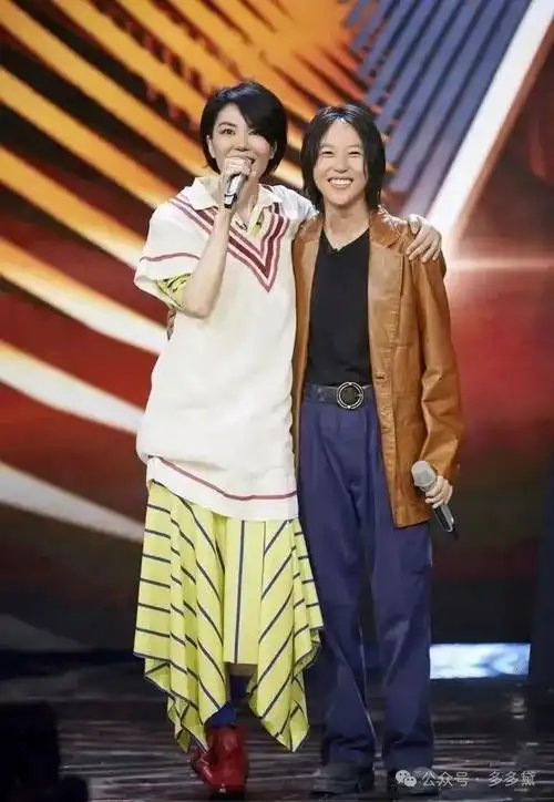 剃三毛头疑似跟知名女导演结婚的窦靖童深夜发文哭泣网友却说她可是