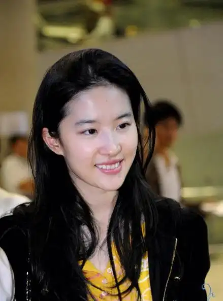 网友澳门偶遇刘亦菲,素颜现身小吃店专心享受美食,看不出35岁_网易