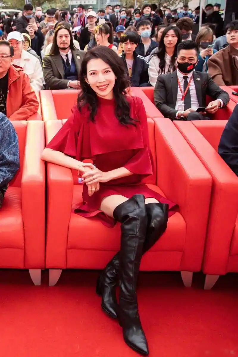 蔡少芬跟素人合影脸太瘦挂不住脂肪,皮肤干瘪而且还染红发,一股浓浓的