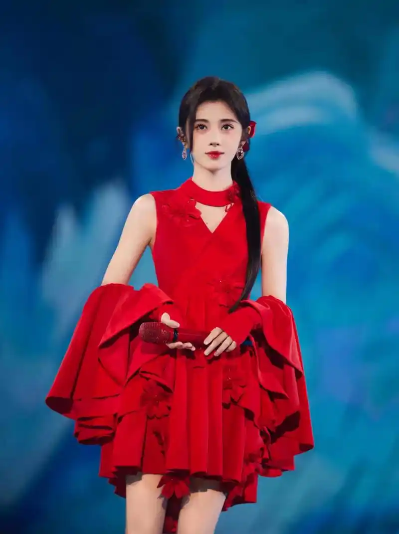 视听盛宴精彩纷呈  在五彩斑斓的灯光映照下,鞠婧祎的红色连身舞裙