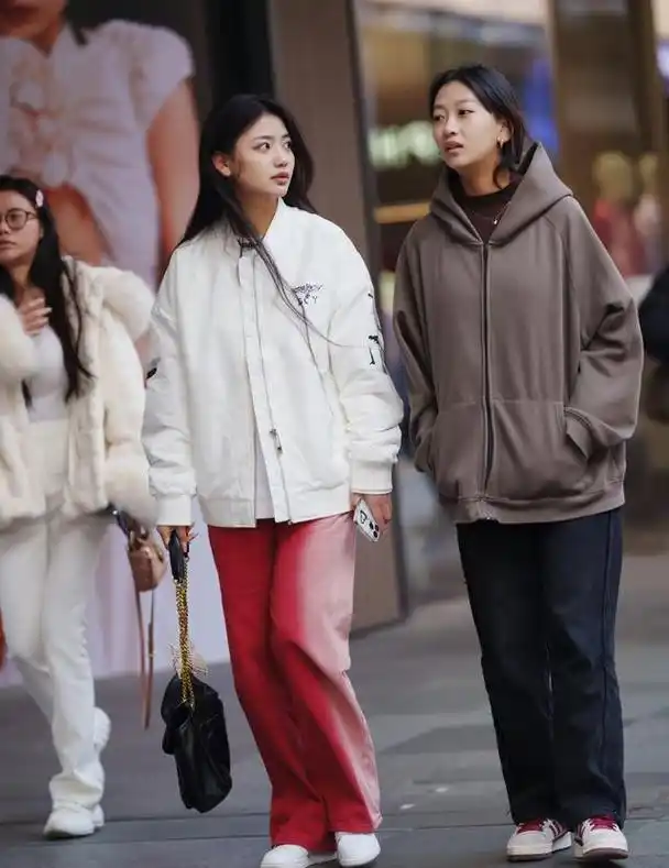 被深圳街拍惊艳到了!衣不紧身,裙不上膝,鞋不带跟,优雅又得体